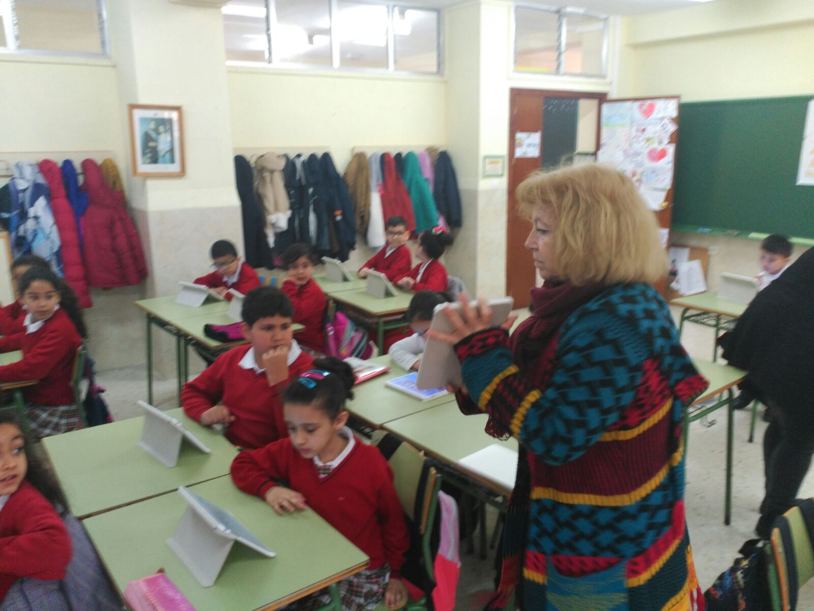 Tercero de Educación Primaria. La maestra tutora Carmen Parrado hace uso de las tablets para mejorar la competencia digital de su alumnado.